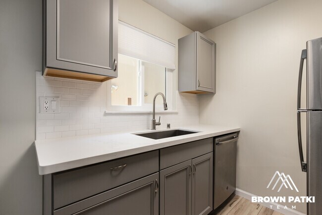 Foto del edificio - 412 Commercial Ave