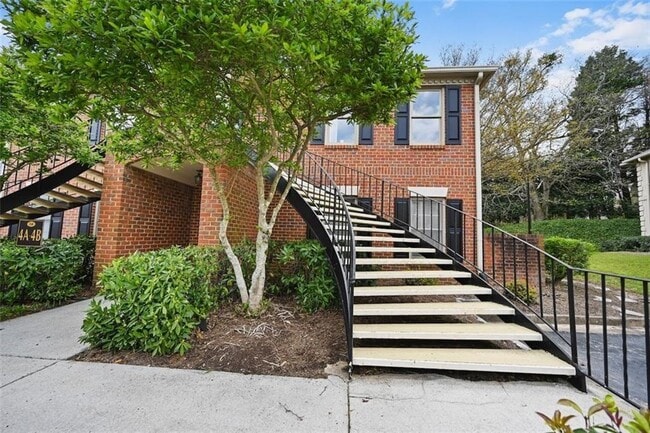 Building Photo - 4 Plantation Dr NE