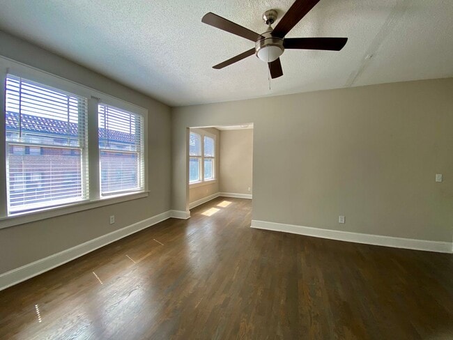 Building Photo - Two Bedroom/One Bathroom, Top Floor Minutes From Beltline