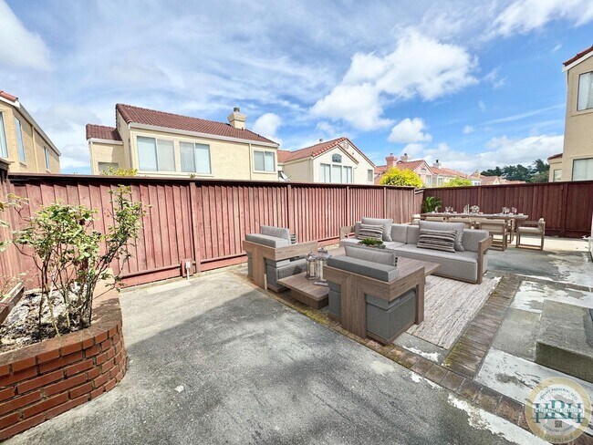 Foto del edificio - Large 6 BR|3 BA in the coveted Community Of Traditions Belhaven in Daly City With Views Of The Hills