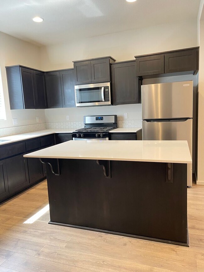 Foto del edificio - 4-Bedroom Home in Bethany!
