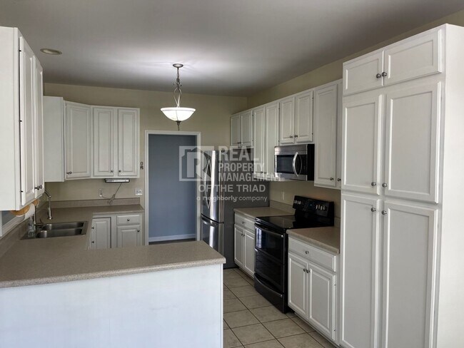 Building Photo - Beautiful 3BR/2BA Available Now!