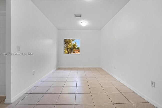 Building Photo - 33 E 20th St