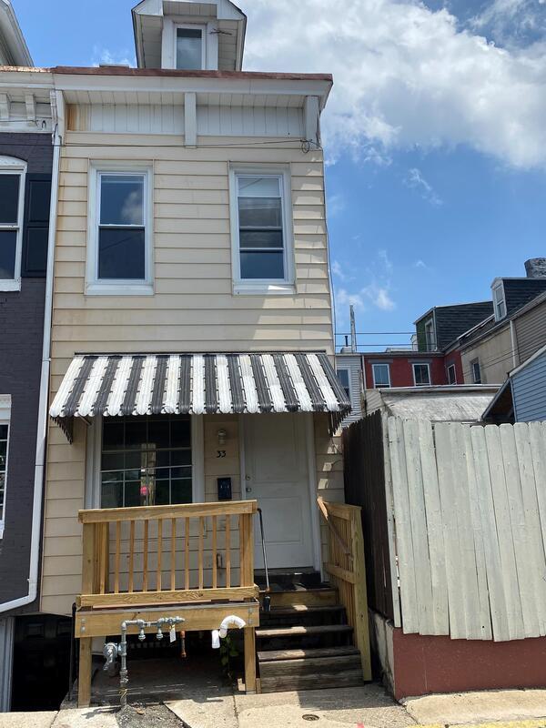 Primary Photo - 33 Moss St