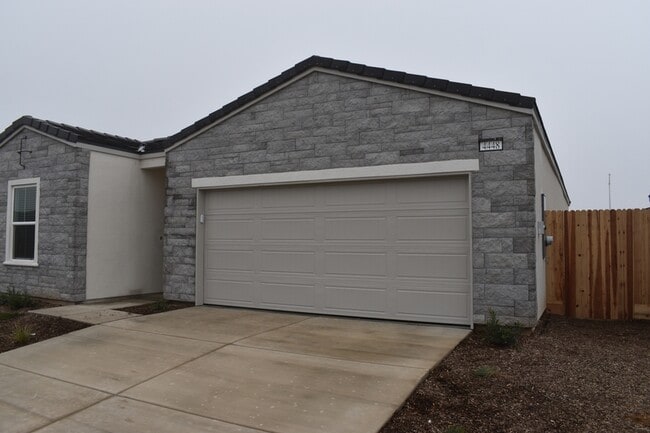 Building Photo - 4448 N San Miguel Ave