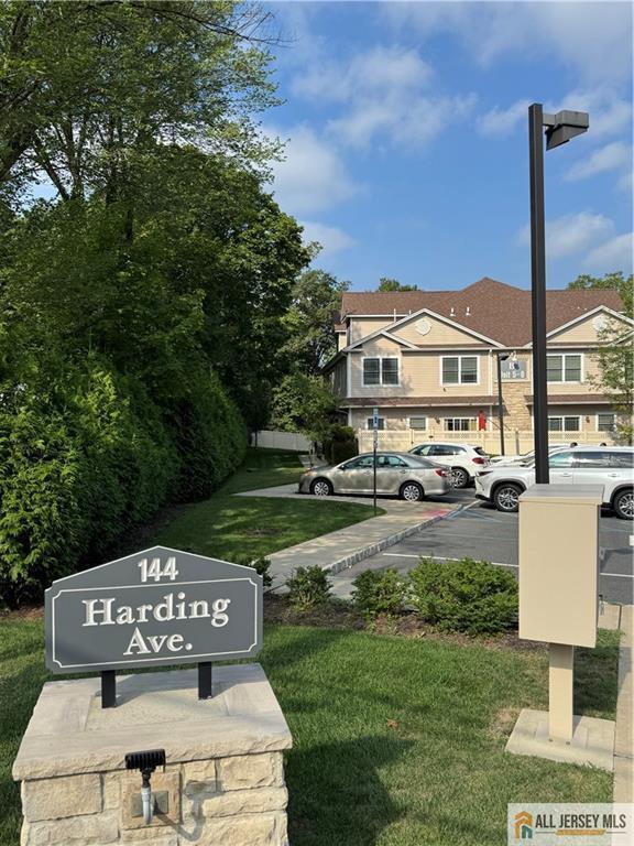 Foto del edificio - 144 Harding Ave