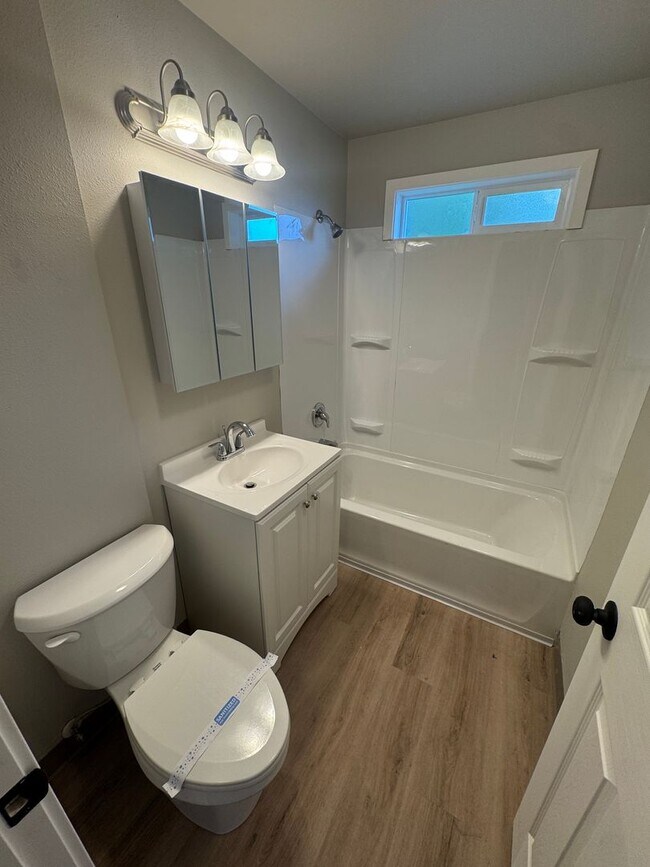 Building Photo - (248) 2 Bedroom Town Home w/ Private Yard ...