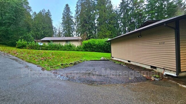 Building Photo - 6449 Lewis NE Dr