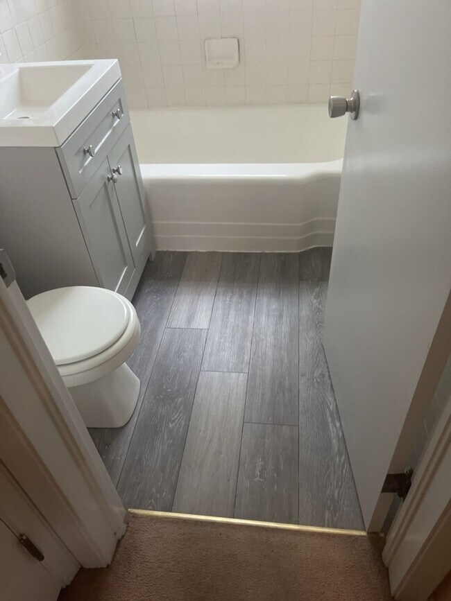 Building Photo - Charming 3-Bedroom Property in Prime Location