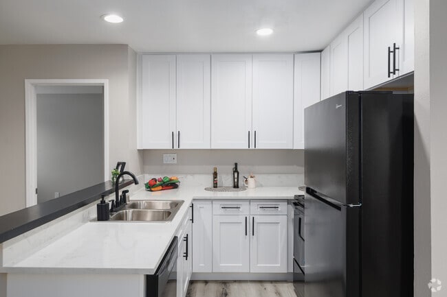 3 habitaciones, 2 baños - 980 pies cuadrados - Cocina - Parkway Village