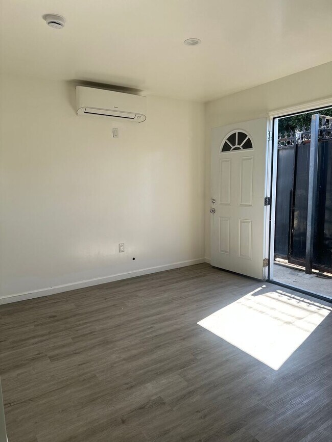 Foto del edificio - Beautiful, upgraded Studio with Parking and Washer/Dryer Hookups
