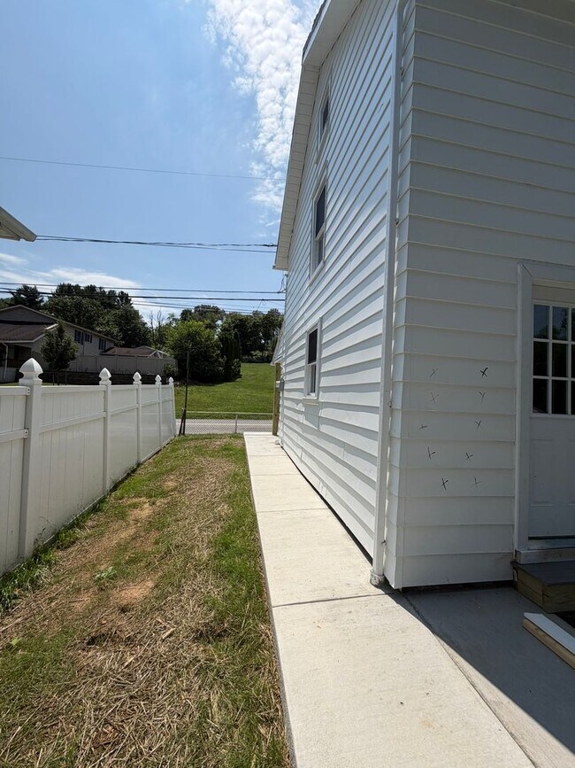 Building Photo - 3777-3783-3783 Huckleberry Rd