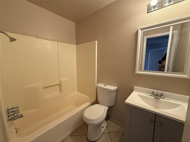 Foto del edificio - 2203 Donahue Ln