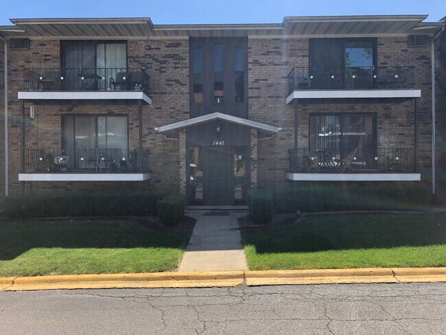 Building Photo - 1441 Carriage Ln