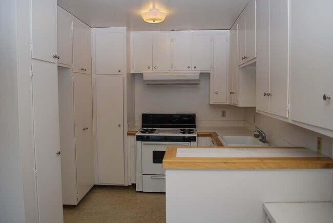 Building Photo - 236 S Mentor Ave
