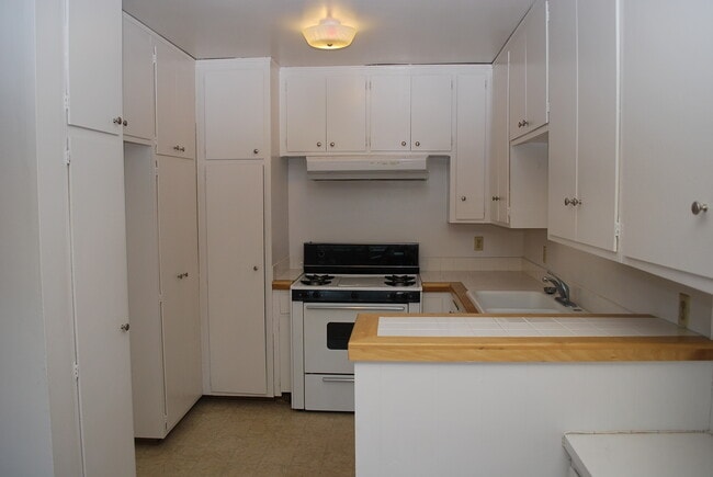 Building Photo - 236 S Mentor Ave