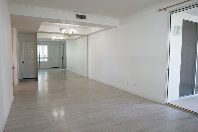 Foto del edificio - 401 El Cielo Rd