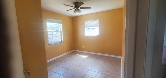 Building Photo - 131 SE Serenata Ct