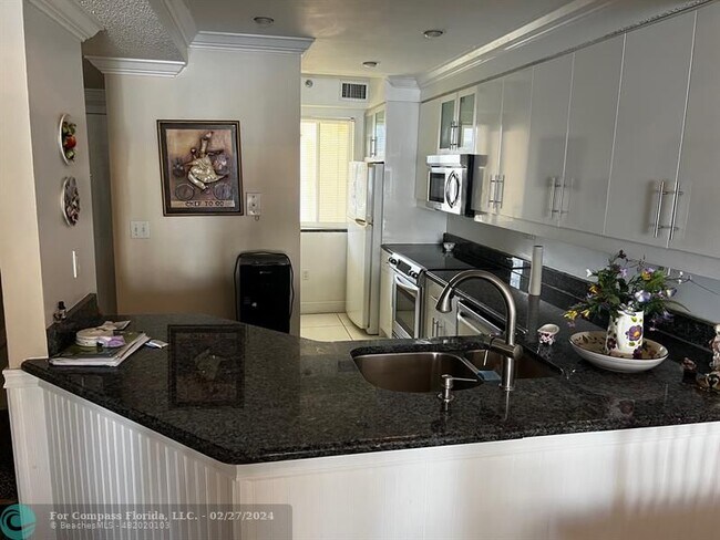 Foto del edificio - 18260 N Bay Rd