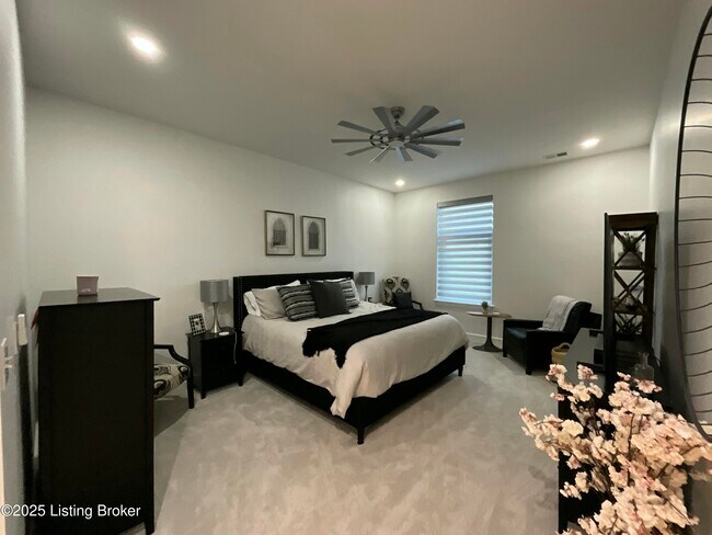 Foto del edificio - 324 E Main St