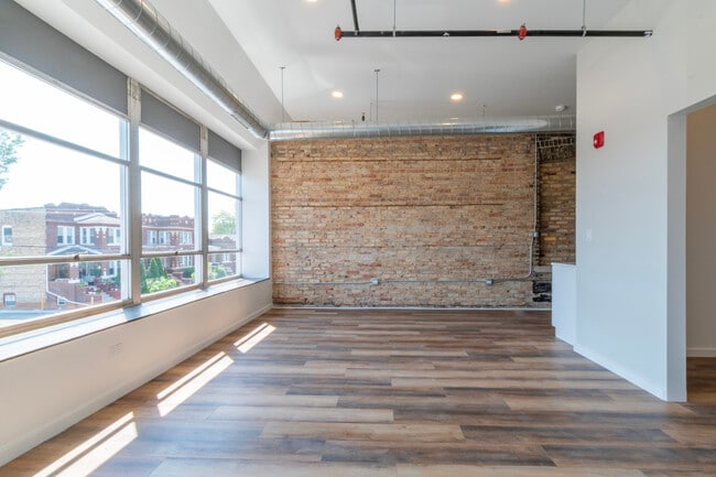 Building Photo - 2202 Lombard Ave