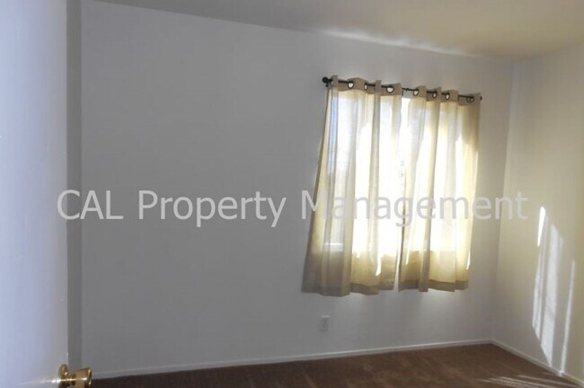 Building Photo - 3 Bedroom in North Salinas