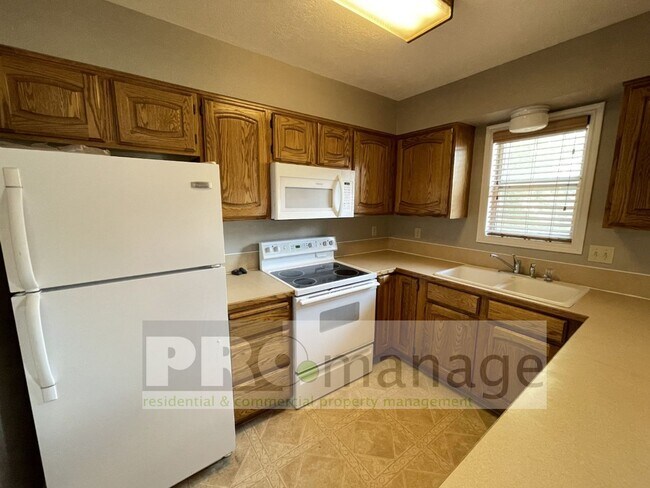 Foto del edificio - 3 Bed / 2.5 Bath Town Home w/ 2 Car Garage...