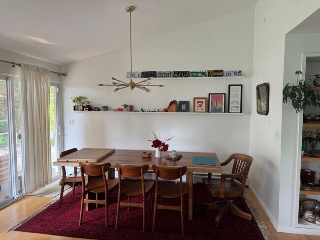 Foto del edificio - large modern home with big backyard, peace...