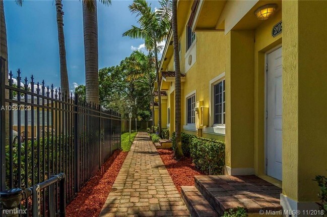 Building Photo - 3 br, 2.5 bath House - 203 NE 4th Ct