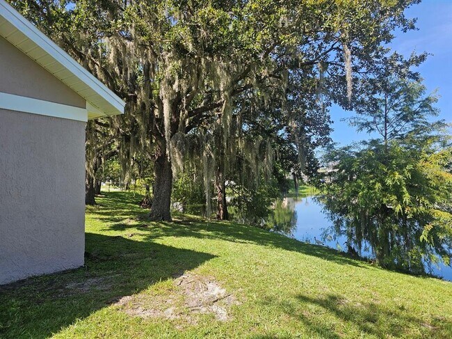 Foto del edificio - 2351 Water View Loop