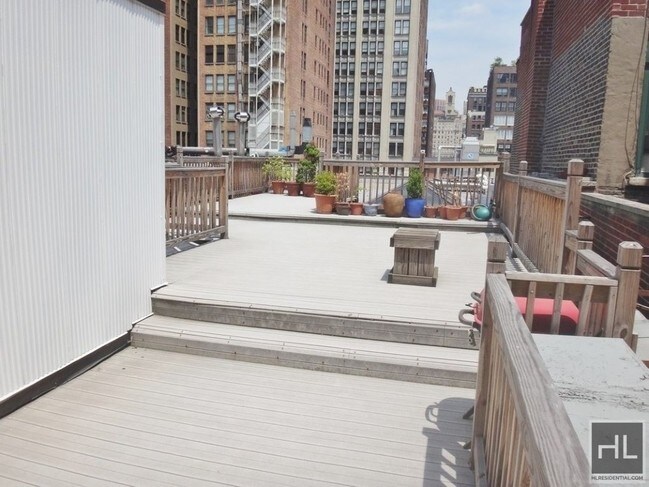 Building Photo - 110 E 17th St