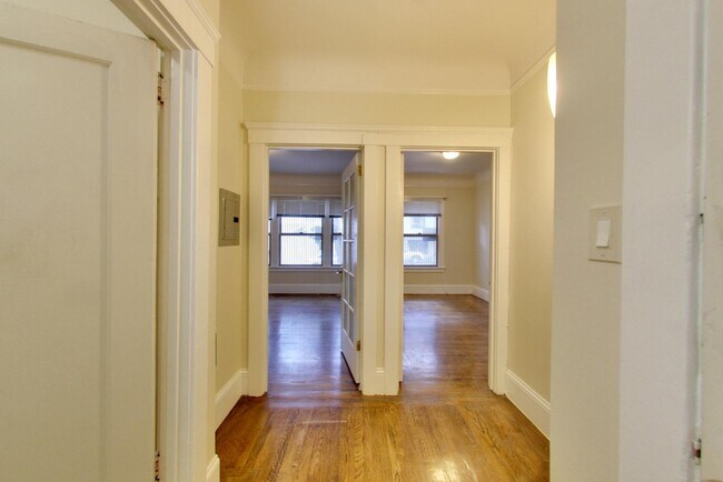 Building Photo - Parking! 2BR. Private Patio!  DISHWASHER! On-Site LAUNDRY! HARDWOOD!