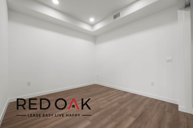 Building Photo - Cozy and Welcoming One Bedroom with an Ope...
