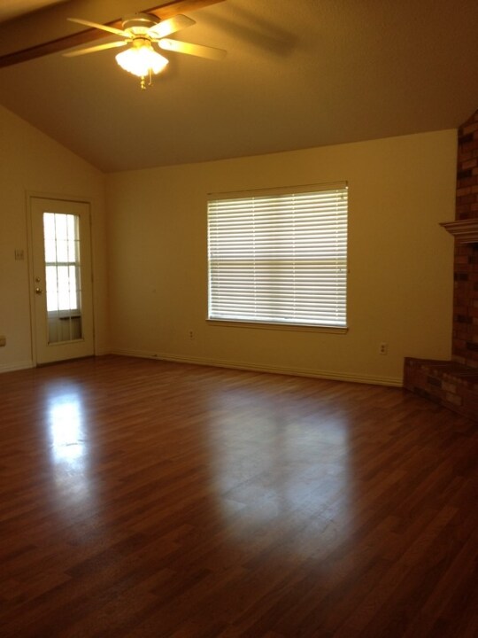 Building Photo - 2 W Shawnee Ln