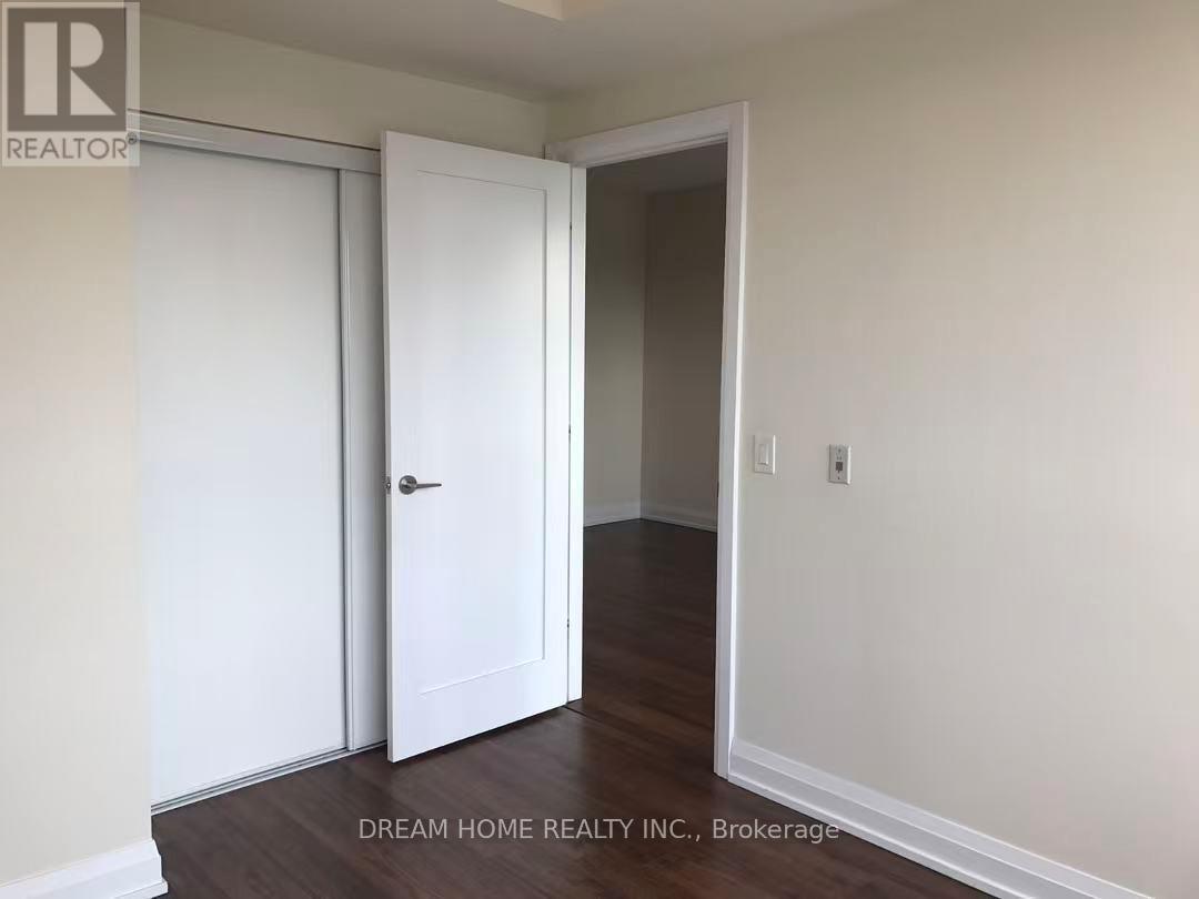 Photo du bâtiment - 5 Sheppard Ave E