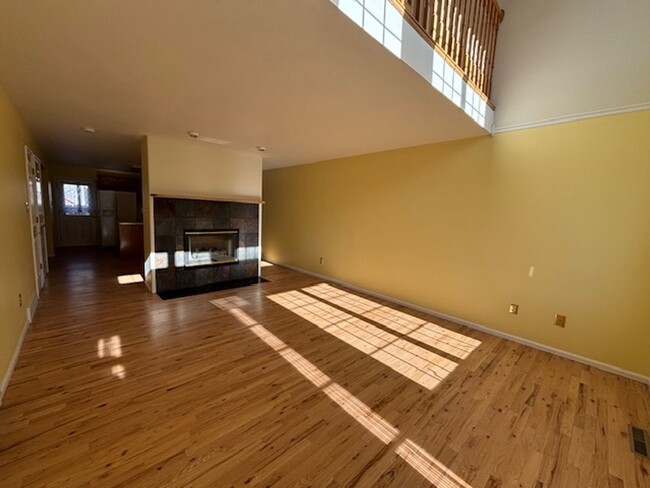 Building Photo - Beautiful four bedroom townhouse with doub...