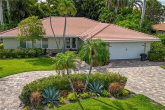 Building Photo - 725 Old Trail Dr