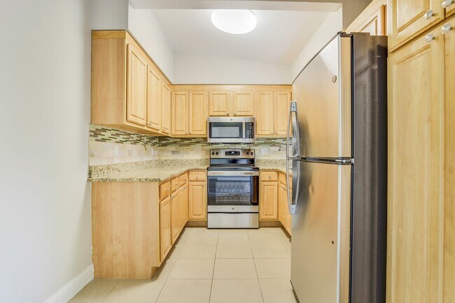 Foto del edificio - 3621 Sutton Dr