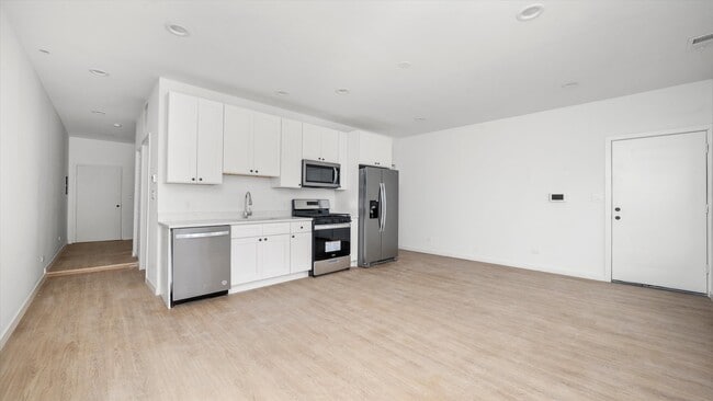 Foto del edificio - 2353 N Springfield Ave