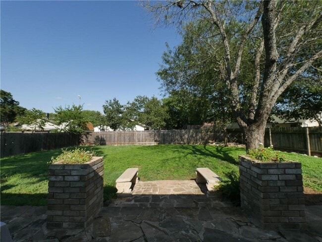 Building Photo - 800 Live Oak Dr