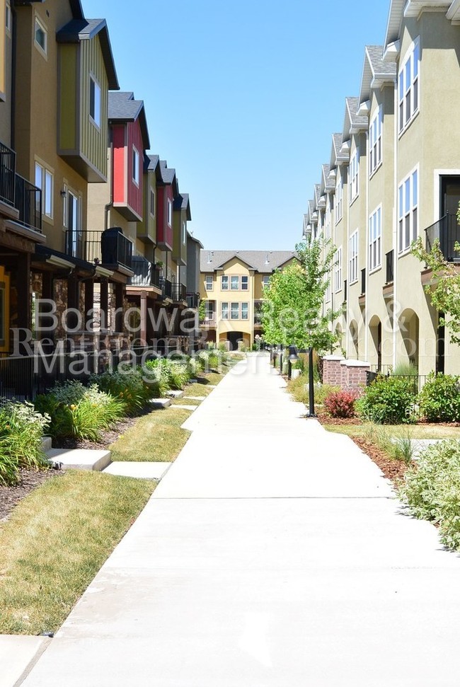 Building Photo - 106 W Parramatta Ln