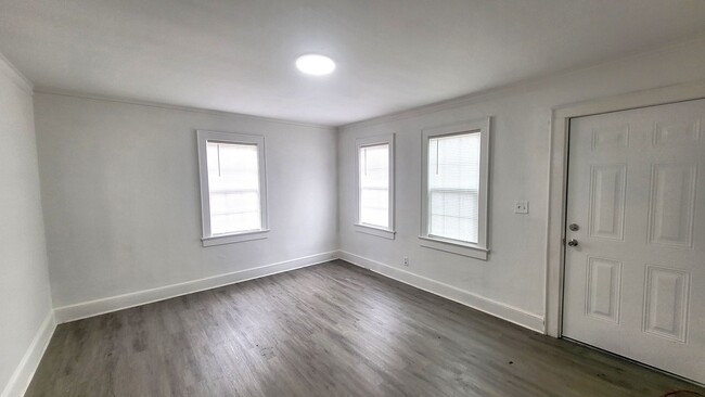 Foto del edificio - One Bedroom Duplex in Sumter SC!  Two Week...