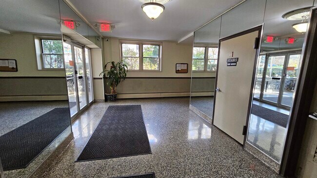 Foto del edificio - 6010 JFK Blvd E
