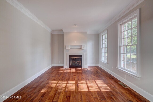 Foto del edificio - 140 River Woods Dr
