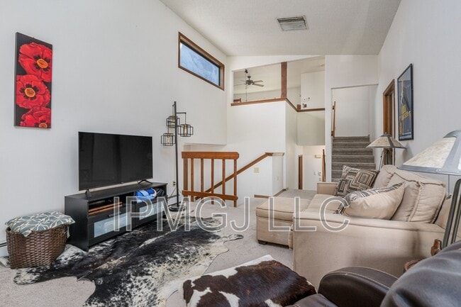 Building Photo - 384 Explorer Ct