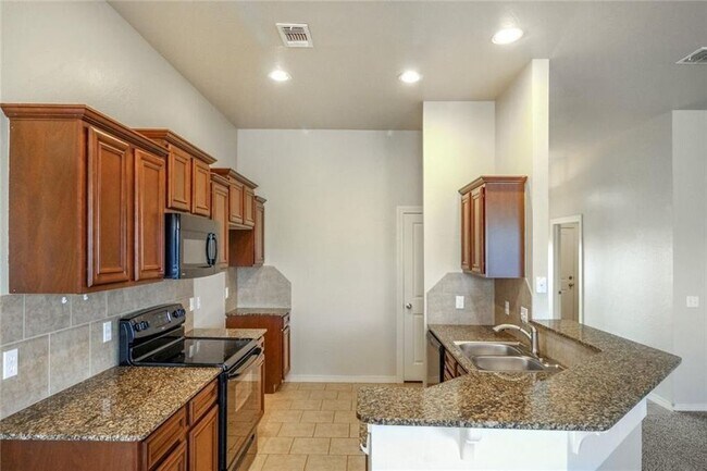 Foto del edificio - Beautiful 4 + Bedroom Home in Gated North ...