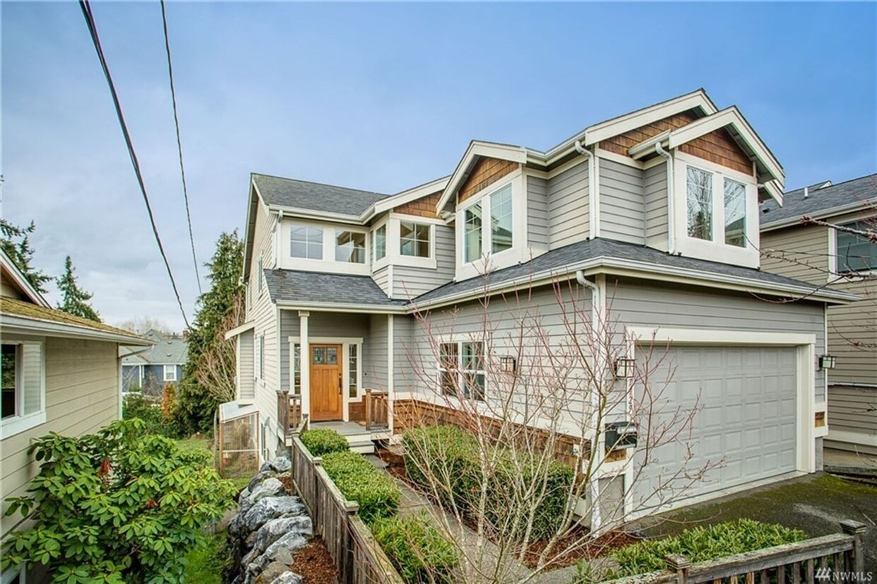 Foto principal - Seward Park 4 bedroom 3.5 bath Available now.