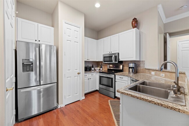 Foto del edificio - 2400 McCue Rd