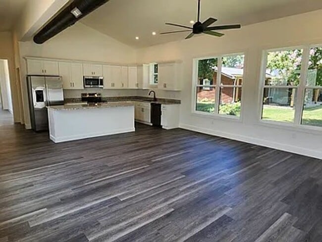 Building Photo - Bright & Modern Newly Built Home!!