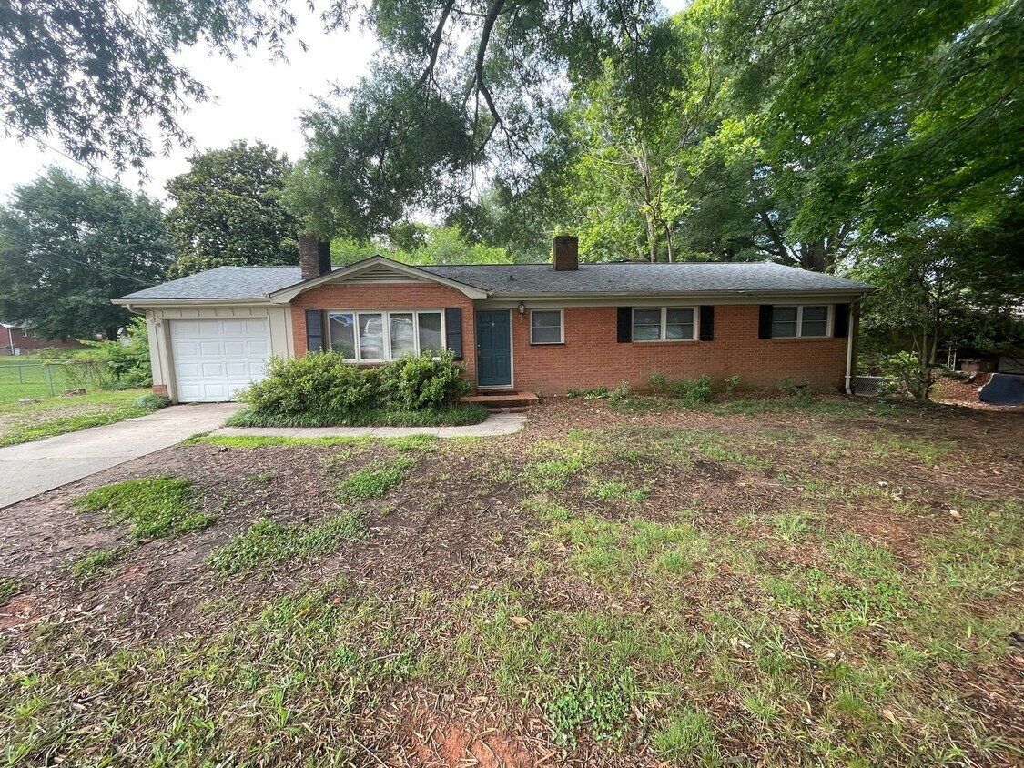 Foto principal - Large 3 bedroom 1.5 bath house available!